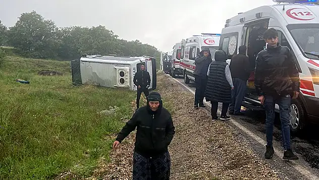 Sera işçilerini taşıyan minibüs devrildi: 14 yaralı
