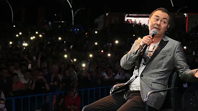 Serdar Ortaç'a özel tüfek hediye edildi