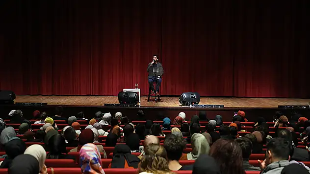 Serdar Tuncer Konya'da Mesnevi'den şiirler okudu
