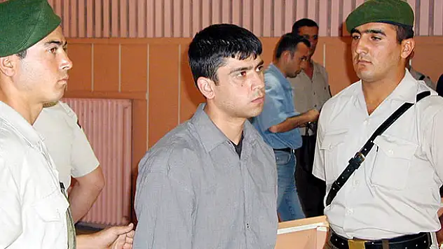 Seri katilin tuhaf davranışlarını gören hakim duruşmayı erteledi