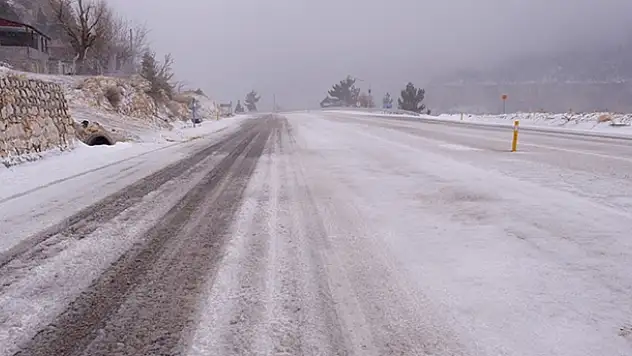 Sertavul Geçidi tipi ve buzlanma nedeniyle ulaşıma kapandı