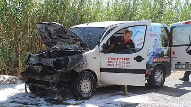 Servis aracı aniden alev alıp yandı