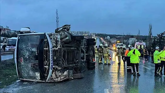 Servis aracının devrilmesi sonucu 1 kişi öldü, 9 kişi yaralandı
