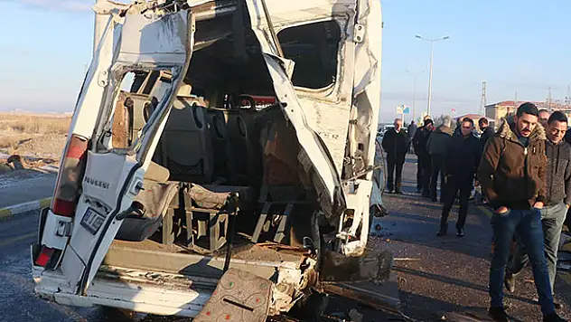 Servis otobüsü ve minibüsü çarpıştı: 17 yaralı