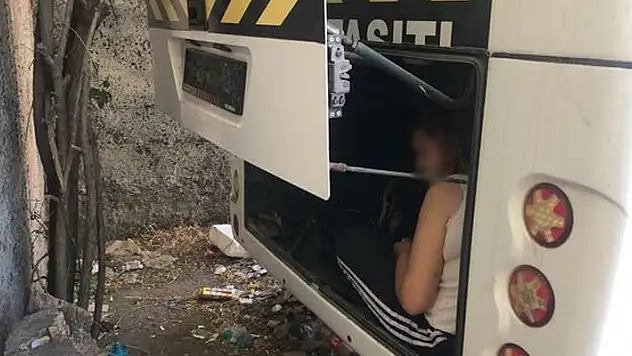 Servis şoförünü şoke eden görüntü! Minibüsün bagajından genç bir kadın çıktı!
