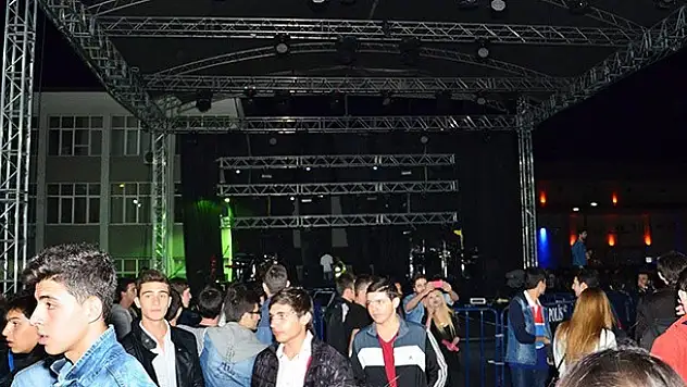 Ses sistemini beğenmeyen Gökhan Türkmen sahneye çıkmadı