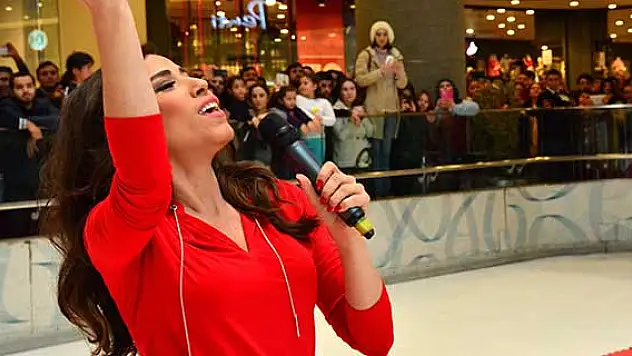 Sevgililer Günü'nü Burcu Güneş'le kutladılar