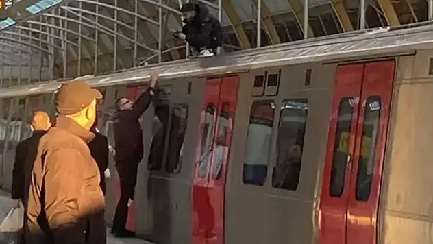 Sevgilisinden ayrıldığı için metronun üzerine çıktı, seferler durdu

