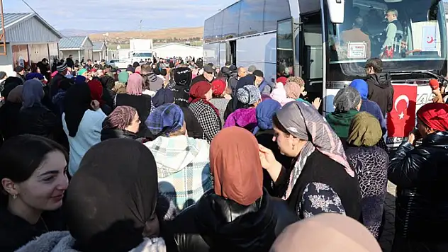 Sevinç ve hüzün gözyaşları bir arada: Ahıska Türkleri yeni yuvalarına uğurlandı
