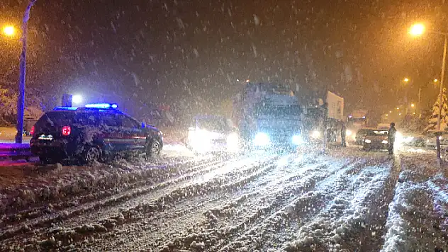 Seydişehir-Antalya kara yolu kar yağışı nedeniyle çekici türü araçlara kapatıldı
