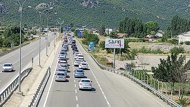 Seydişehir Antalya kara yolunda bayram tatilinden dönüş yoğunluğu
