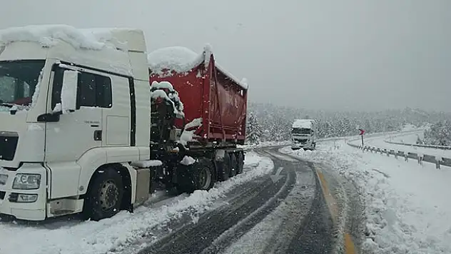 Seydişehir-Antalya karayolu kardan ulaşıma kapandı