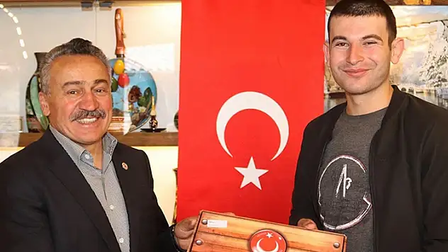 Seydişehir Belediye Başkanı Mehmet Tutal, ilçede askere gidecek gençlerle bir araya geldi
