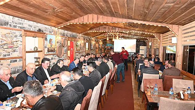 Seydişehir Belediye Başkanı Mehmet Tutal, veda yemeğinde muhtarlarla bir araya geldi