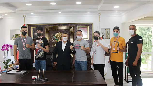 Seydişehir Belediye Başkanı, Muay Thai'de Türkiye şampiyonu olan sporcuyu altınla ödüllendirdi
