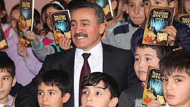 Seydişehir Belediye Başkanı Tutal, öğrencilere karne hediyesi dağıttı