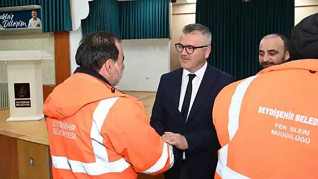 Seydişehir Belediye Başkanı Ustaoğlu, belediye personeliyle bayramlaştı