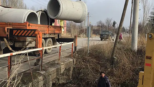 Seydişehir Belediyesi ekiplerinden kanal temizlik çalışması