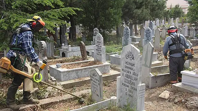 Seydişehir Belediyesi ekiplerinden mezarlıklarda temizlik
