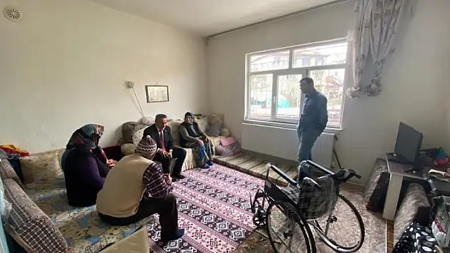 Seydişehir Belediyesi, engelli kadına tekerlekli sandalye hediye etti
