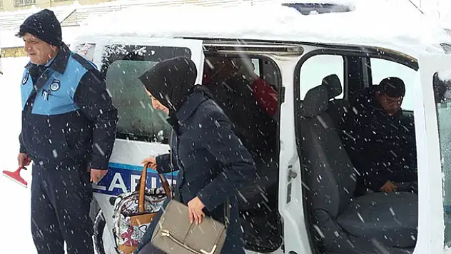 Seydişehir Belediyesi, kardan yollar kapanınca diyaliz hastalarını hastaneye taşıdı