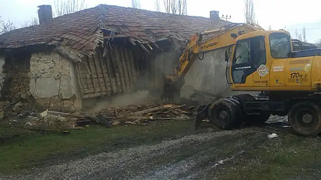 Seydişehir Belediyesi metruk binaların yıkımına devam ediyor