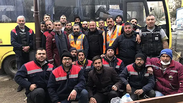 Seydişehir Belediyesi personeli enkazda bulduğu para ve değerli eşyaları polise teslim etti

