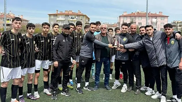 Seydişehir Belediyespor kupasına kavuştu