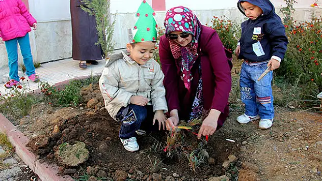 Seydişehir'de anaokulu öğrencileri 2 bin fidan dikti