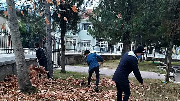 Seydişehir'de bazı gençler camilerde temizlik yapıyor