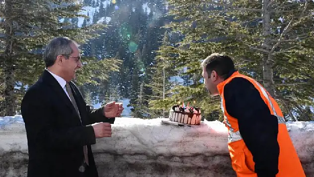 Seydişehir'de bir metre kar üzerinde kara yolları çalışanına doğum günü sürprizi
