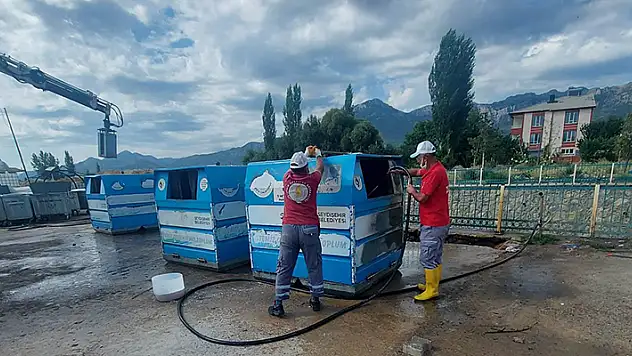 Seydişehir'de çöp konteynırları dezenfekte ediliyor
