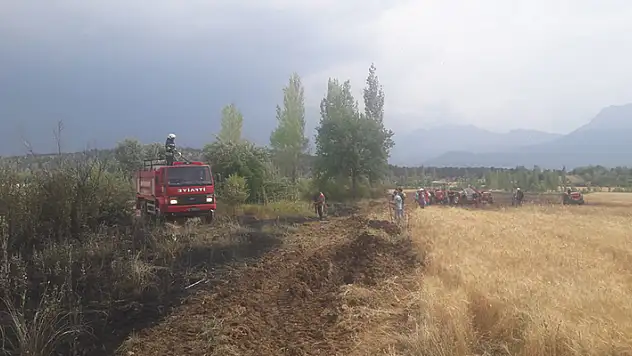 Seydişehir'de ekili araziye düşen yıldırım, yangına neden oldu
