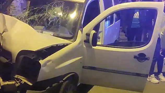 Seydişehir'de elektrik direğine çarpan ticari araçtaki iki kişi yaralandı
