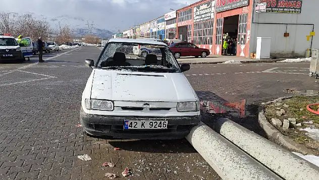 Seydişehir'de elektrik direklerine çarpan pikaptaki kişi yaralandı
