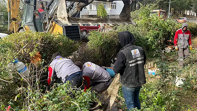 Seydişehir'de fırtına çatı uçurdu, çiçek seralarına zarar verdi