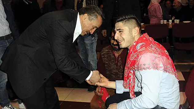Seydişehir'de gençler kına yakılarak askere gönderildi