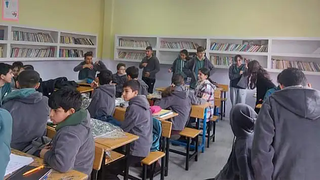 Seydişehir'de gurbetçi hayırsever öğrencilere mont hediye etti
