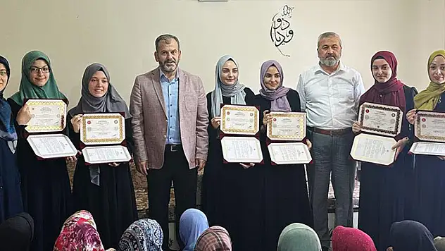 Seydişehir'de hafızlık eğitimini tamamlayan öğrenciler belge aldı
