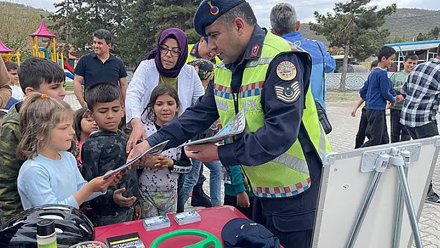 Seydişehir'de jandarma ekiplerinden öğrencilere trafik eğitimi
