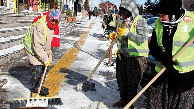 Seydişehir'de kadın işçilerin kar mesaisi