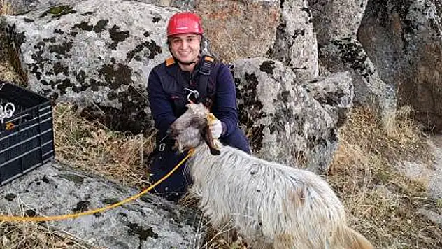Seydişehir'de kayalıklarda mahsur kalan keçiyi itfaiye kurtardı
