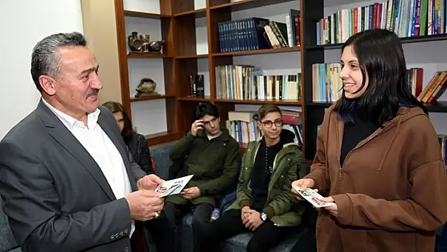 Seydişehir'de kitap okuma yarışmasını kazanan öğrenciler ödüllerini aldı
