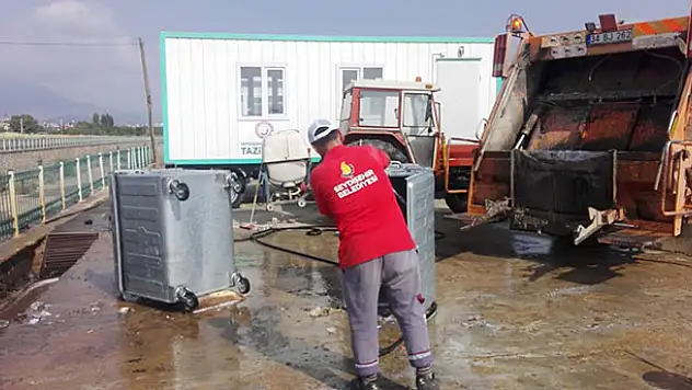 Seydişehir'de Kurban Bayramı sonrası çöp konteynerleri dezenfekte ediliyor