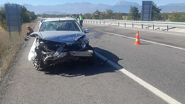 Seydişehir'de lastiği patlayan otomobildeki 2 kişi yaralandı
