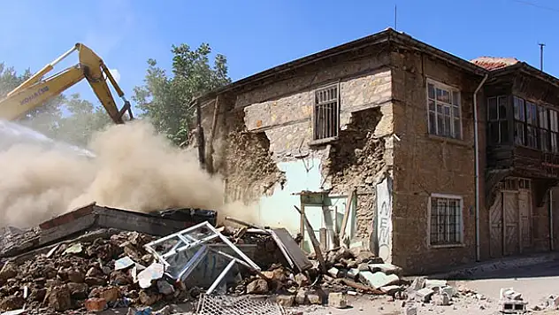 Seydişehir'de metruk binalar yıkılıyor