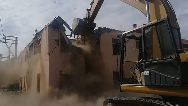 Seydişehir'de metruk binalar yıkılıyor