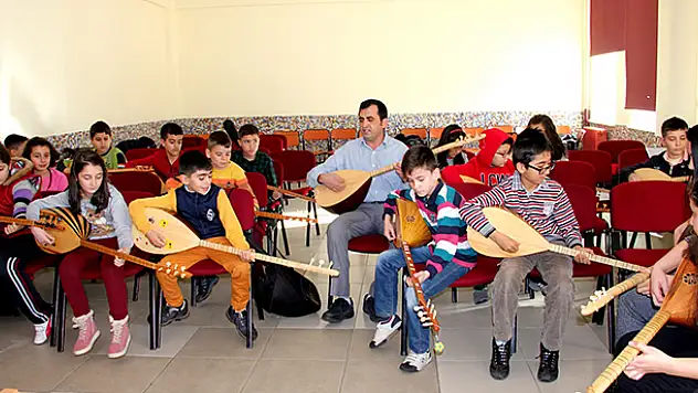 Seydişehir'de öğrencilere bağlama kursu