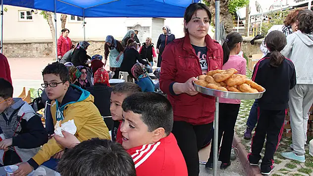 Seydişehir'de öğrencilere üç aylar pişisi dağıtıldı