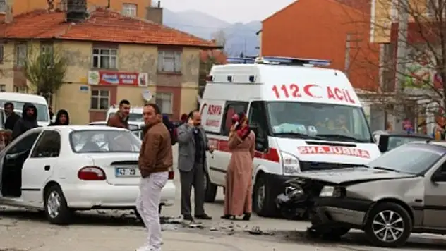 Seydişehir'de Otomobiller Çarpıştı: 2 Yaralı